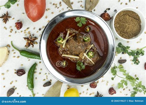  Nihari: Hỗn hợp gia vị cay nồng và thịt bò hầm nhừ tan chảy trên môi !