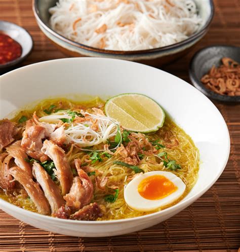  Soto Ayam - Một bát hương vị Indonesia với sự kết hợp hoàn hảo của súp thơm ngon và thịt gà mềm mại!