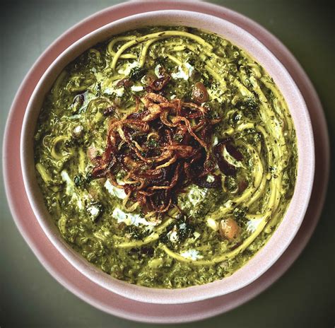  Ash-e Reshte:  A Creamy Symphony of Noodles and Herbs!