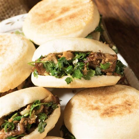  Bánh Bao Rou Jia Mo -  Liệu món bánh mì nhân thịt nướng này có xứng đáng được mệnh danh là hoàng tử của ẩm thực Zhangjiakou?