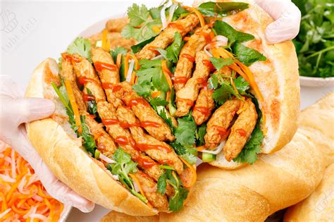  Bánh Mì Chả Cá – Sự kết hợp hoàn hảo giữa cá nướng thơm lừng và bánh mì giòn rụm!