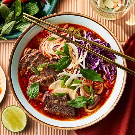  Bún Bò Huế: Một Món Ăn Sảng Khoái Kết Hợp Vị Thơm Ngát Của Thịt Bo Và Cua Ghép Nổi Tiếng Từ Miền Trung!