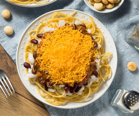  Cincinnati Chili -  Một món ăn cay nồng đậm đà kết hợp với sự béo ngậy của pho mát và hành tây