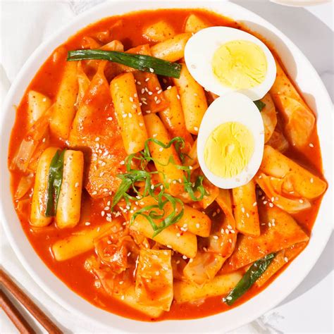  Ddeokbokki: Chấm Đột Món Ngon Khói Lên Từng Miếng Phô Mai Melts Bóng Glistening!