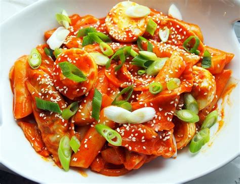  Ddeokbokki cay nồng mê hoặc kết hợp với nước sốt ngọt lịm hấp dẫn!