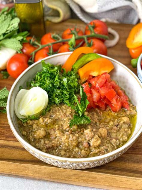  Foul Medames:  A Symphony of Creamy Chickpeas Embraced by Fragrant Spices and Drizzled with Zesty Lemon Juice!