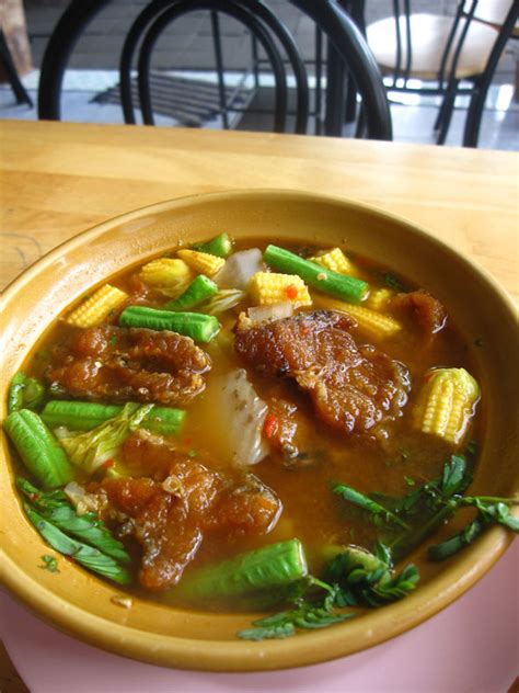  Gaeng Som Pak Ruam - Khám Phá Sự Thơm Ngon Lấp Đầy Hương Vị Của Curry Chua Cay Và Sợi Rau Nướng Giòn Tan!