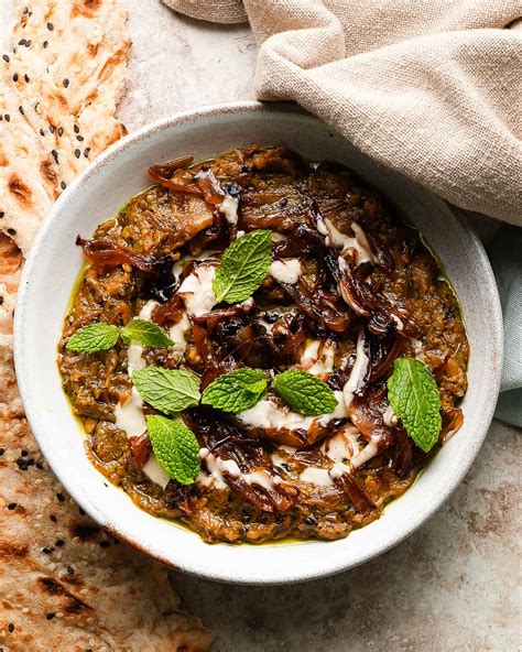  Kashk-e Bademjan: A Flavorful Symphony of Creamy Yogurt and Smoky Eggplant