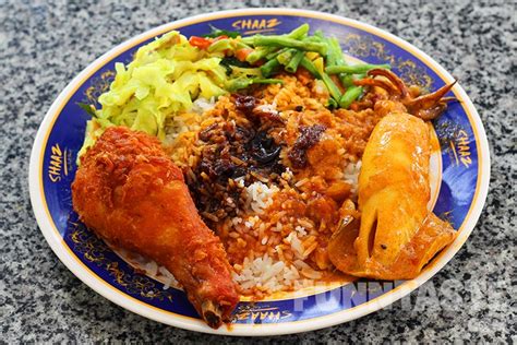  Nasi Kandar: Aromatic Curry Goodness Meets Spicy Seafood Delights!