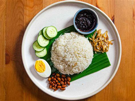  Nasi Lemak: Sự kết hợp hoàn hảo giữa vị béo ngậy của cơm dừa và sự cay nồng của sambal!