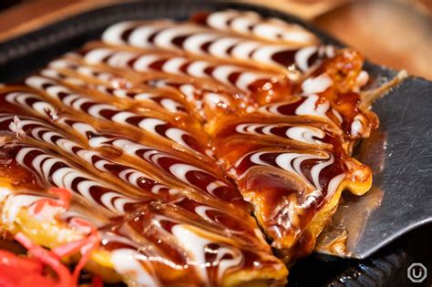  Okonomiyaki: Một hương vị độc đáo của Osaka kết hợp sự giòn rụm của bánh và mềm mại của nhân!