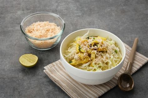  Soto Ayam Lamongan: Một bát súp gà béo ngậy với hương vị gia truyền khó cưỡng!