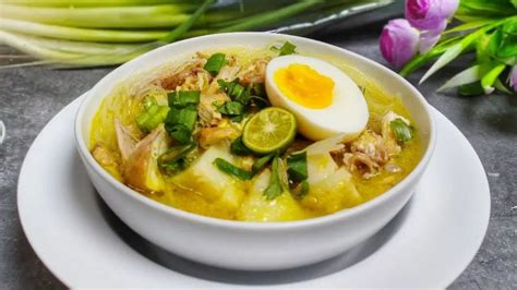  Soto Banjar! Một bát nước dùng đậm đà với vị ngọt tinh tế của thịt gà và vị cay nồng của sambal oelek!