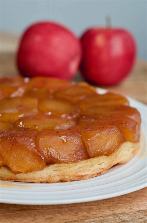  Tarte Tatin: Một Kiệt Tác Ngọt Lịm Hợp Từ Hương Vị Caramel và Quả Táo Nướng Mềm